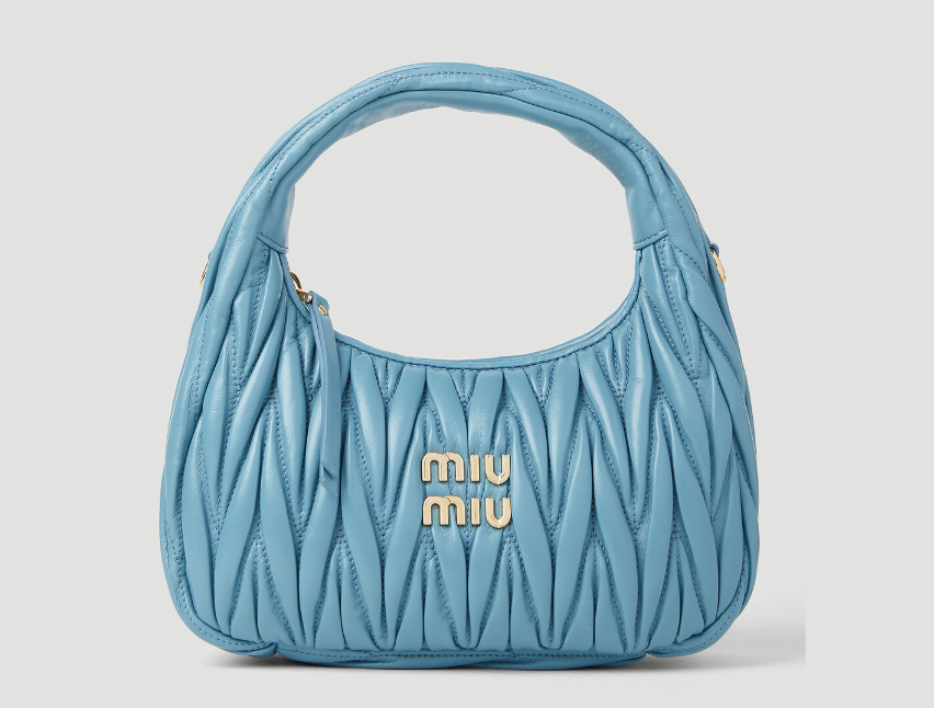 Miu Miu este un brand de lux care oferă eleganță și rafinament prin fiecare accesoriu și articol vestimentar